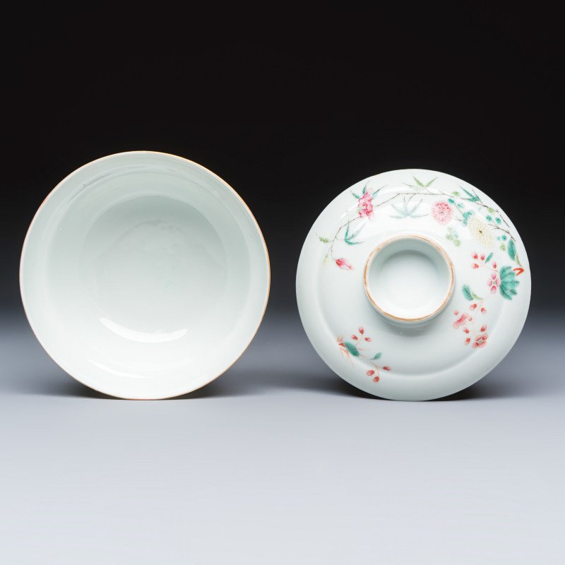 A Chinese famille rose covered bowl with floral design - 图6