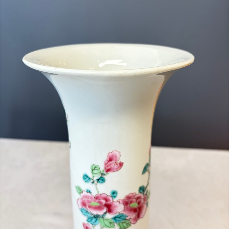 A Chinese famille rose four-piece garniture with floral design - 图37