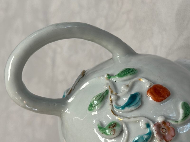 A Chinese famille rose relief-decorated teapot with floral design - 图19