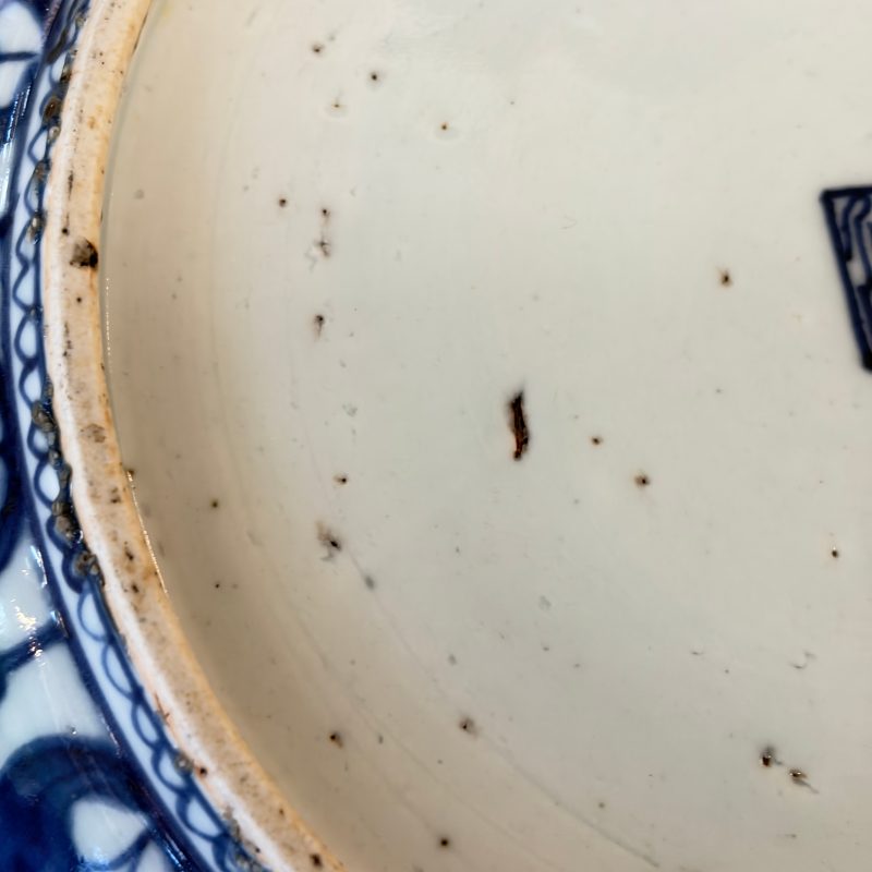 A Chinese blue and white dish with floral design - 图22