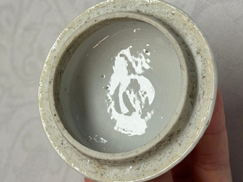 A Chinese famille rose relief-decorated teapot with floral design - 图18