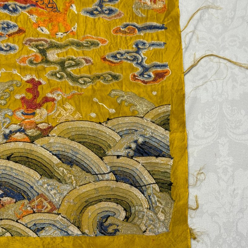 Two Chinese yellow-ground seed-stitch embroidered 'Dragon' panels - 图25