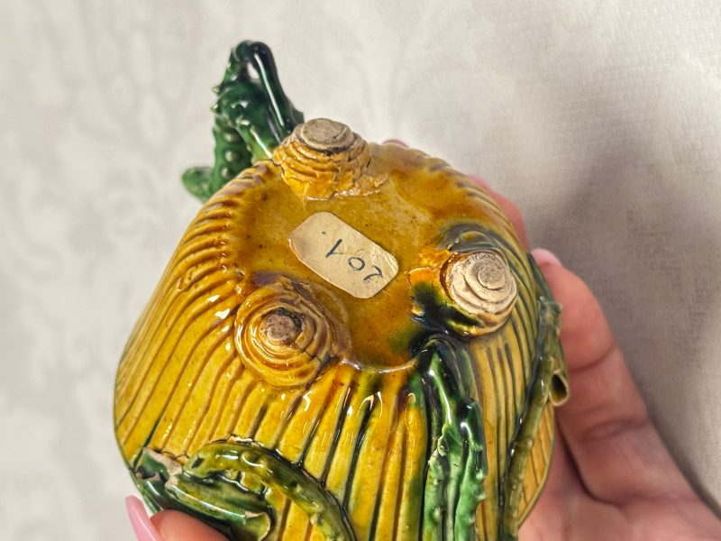 A Chinese famille verte sancai biscuit 'Lotus' teapot on a later wooden stand - 图17