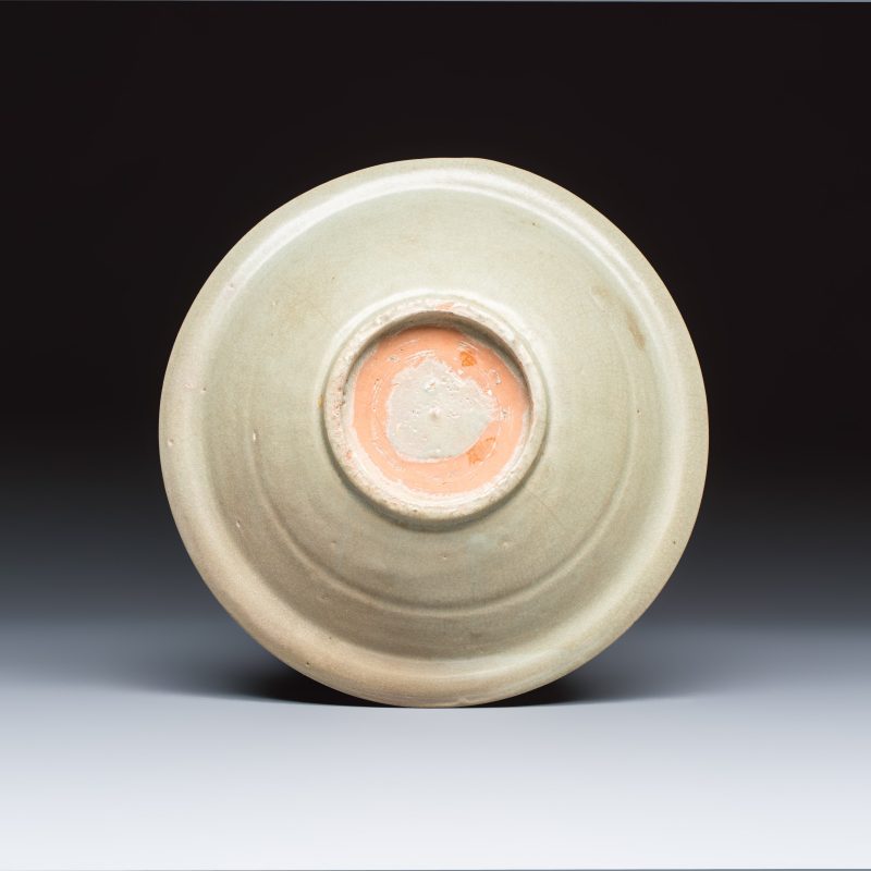 Two Chinese qingbai plates and a Longquan celadon plate - 图5