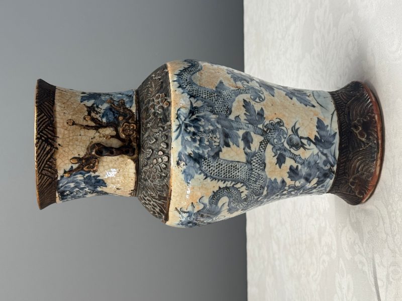 A Chinese Nanking blue and white vase and a famille rose jardinière - 图29