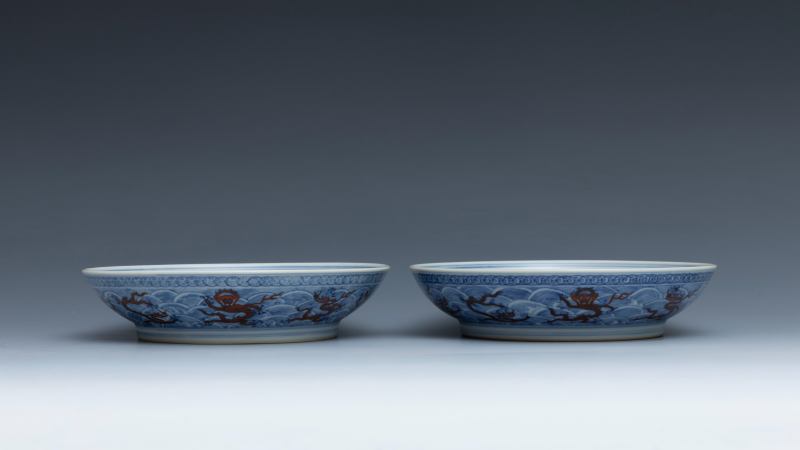 A pair of underglaze-blue and iron-red-decorated 'dragon' dishes, Qianlong mark and of the period (1736-1795) - 图11