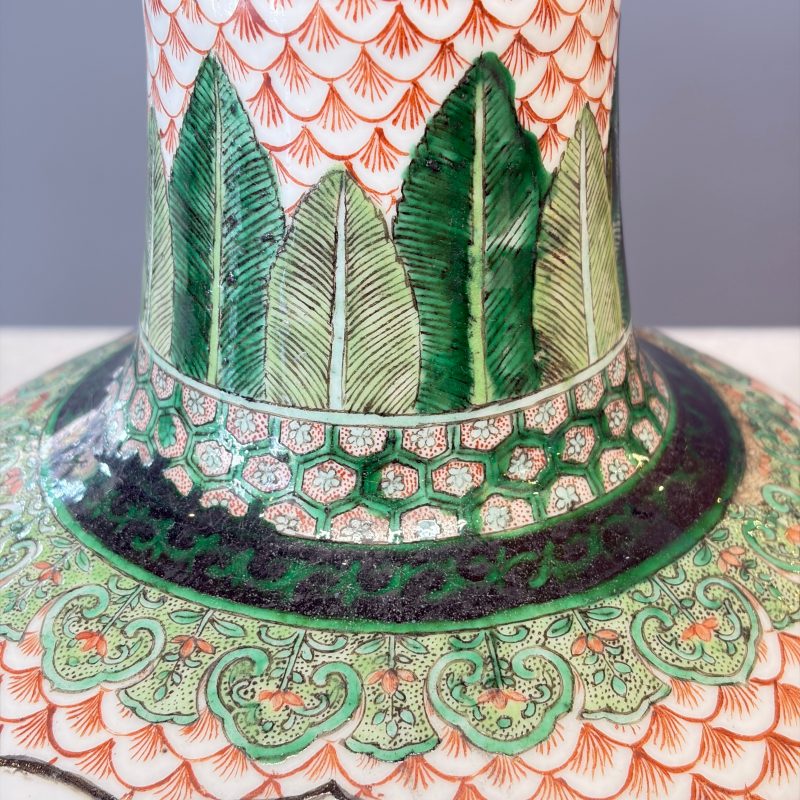 A pair of Chinese famille verte bottle vases with narrative design - 图33