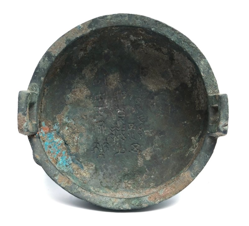 An archaic inscribed bronze footed ritual tripod cauldron, Ding - 图5