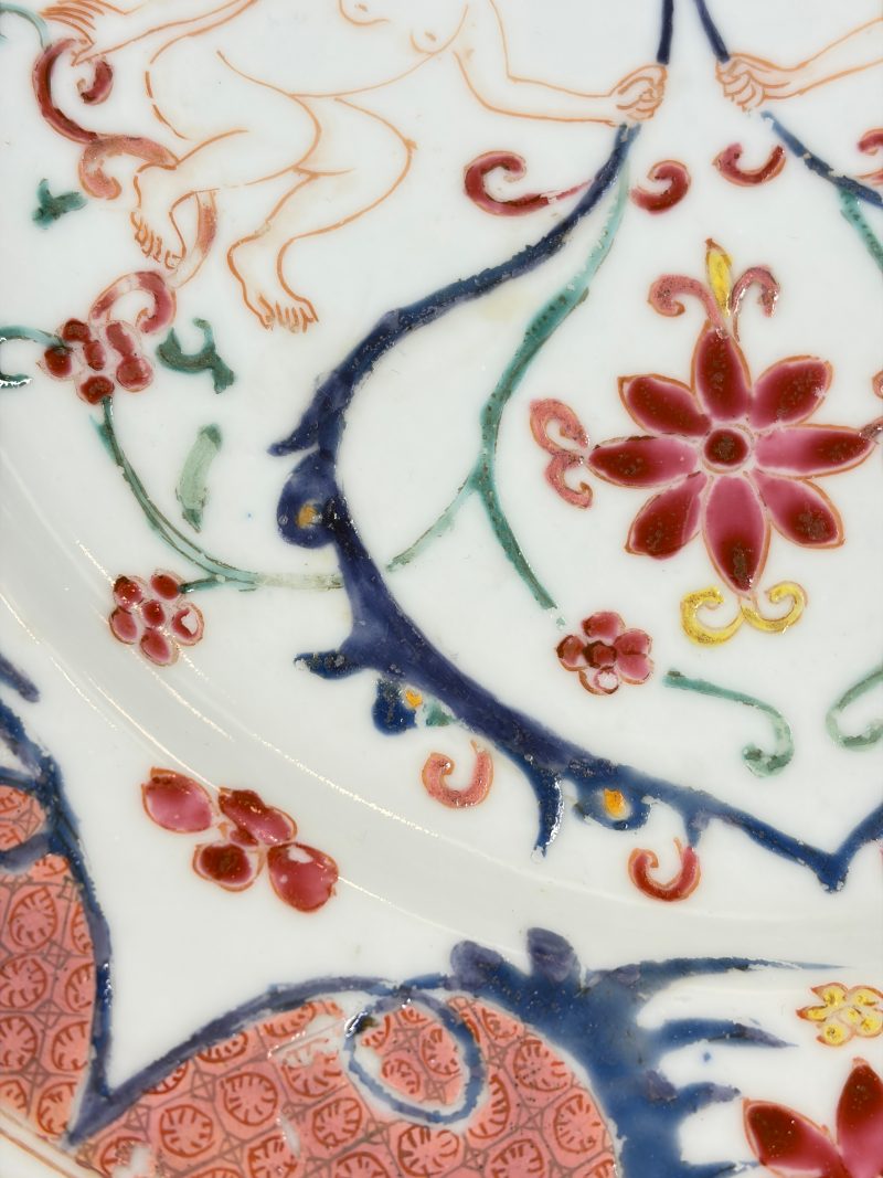 A pair of Chinese famille rose 'Winged Putti' plates - 图9