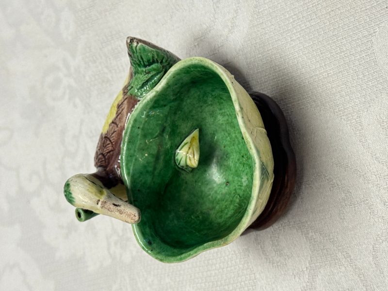 A pair of Chinese famille verte sancai biscuit duck-and-lotus-form water droppers on later wooden stands - 图41