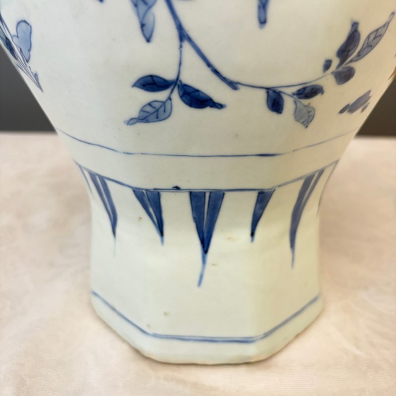 A Chinese blue and white covered vase with floral design - 图14