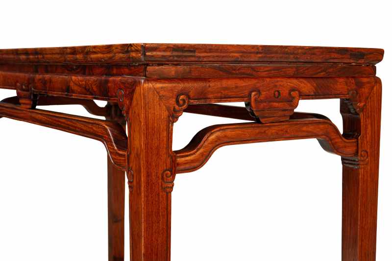 A richly grained and figured huanghuali corner-leg table - 图6