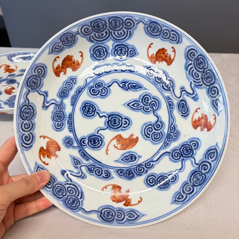 洪福齊天 | A pair of Chinese blue, white and iron-red 'Hong Fu Qi Tian 洪福齊天' plates - 图15