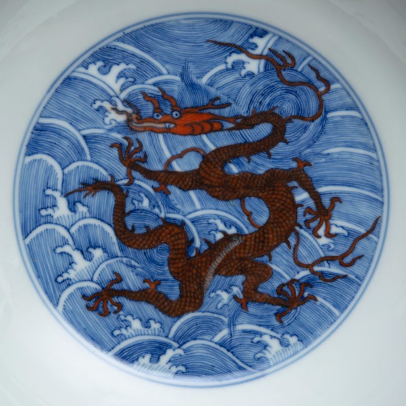 A pair of underglaze-blue and iron-red-decorated 'dragon' dishes, Qianlong mark and of the period (1736-1795) - 图10