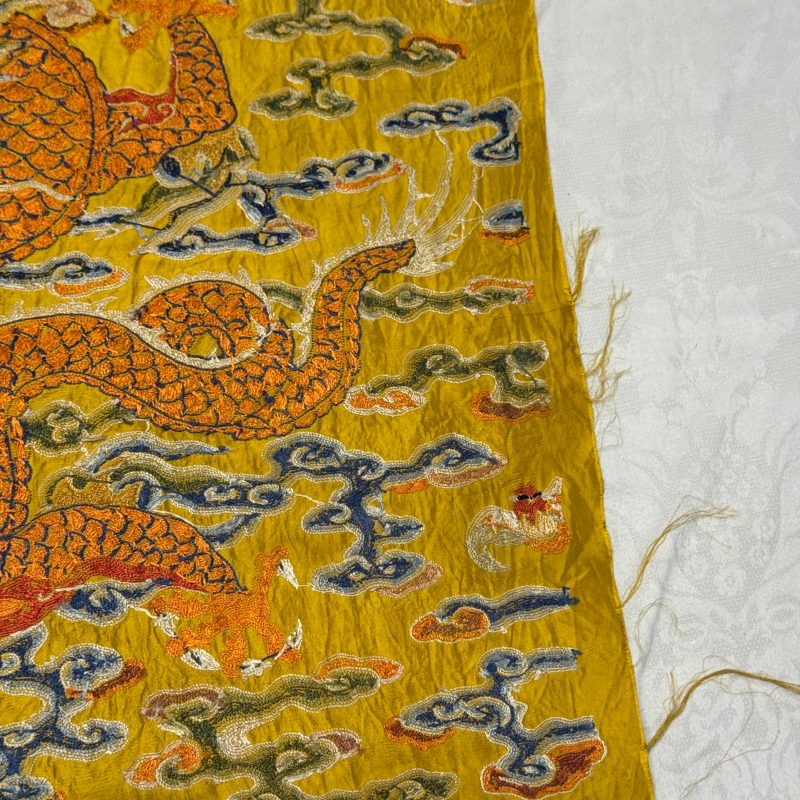 Two Chinese yellow-ground seed-stitch embroidered 'Dragon' panels - 图24