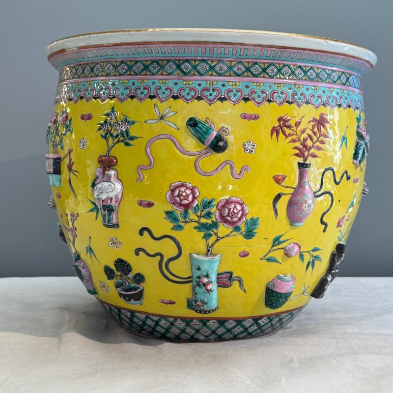 A pair of Chinese famille rose yellow-ground 'Antiquities' fish bowls with applied relief design - 图33