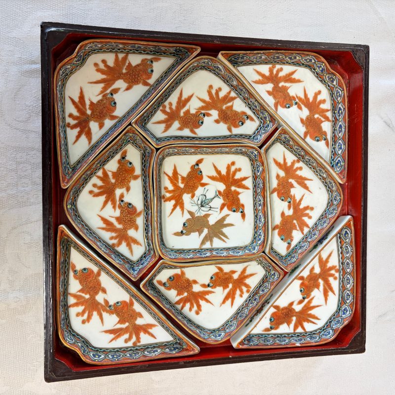 A Chinese famille rose 'Goldfish' nine-piece sweetmeat set in a gilt-lacquered box and cover - 图16