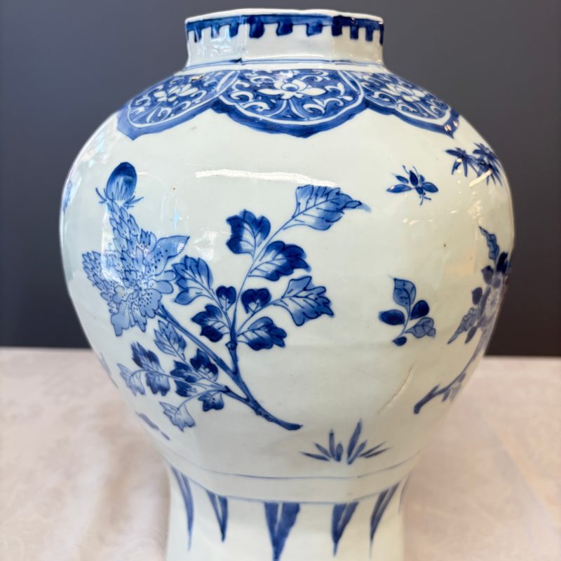 A Chinese blue and white covered vase with floral design - 图15