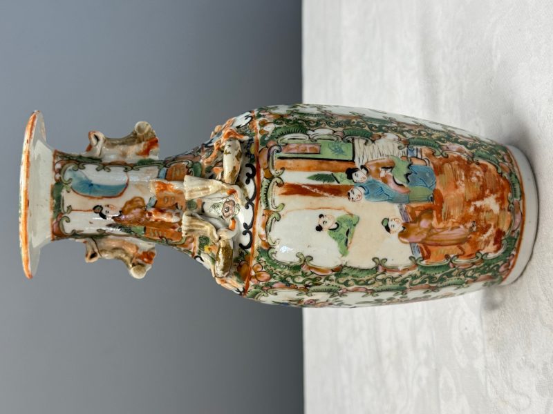 Four Chinese Canton famille rose vases and a covered bowl with figural design - 图62