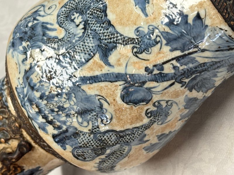 A Chinese Nanking blue and white vase and a famille rose jardinière - 图33