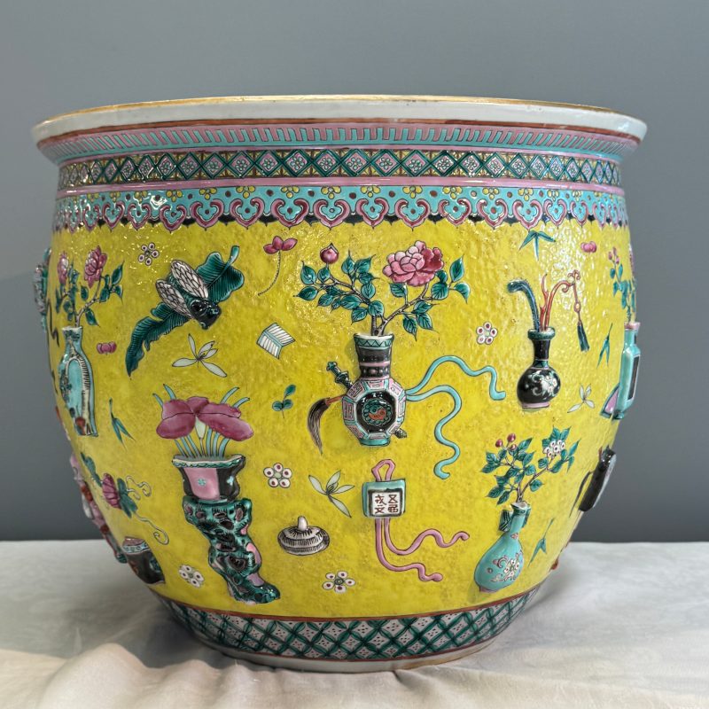 A pair of Chinese famille rose yellow-ground 'Antiquities' fish bowls with applied relief design - 图35