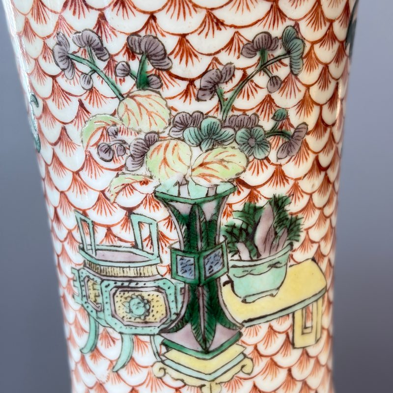 A pair of Chinese famille verte bottle vases with narrative design - 图35