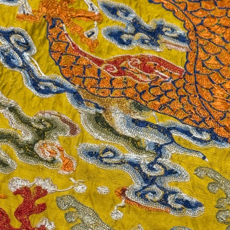 Two Chinese yellow-ground seed-stitch embroidered 'Dragon' panels - 图26