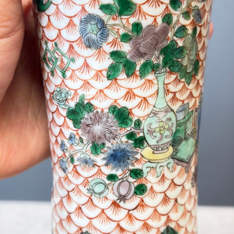 A pair of Chinese famille verte bottle vases with narrative design - 图37