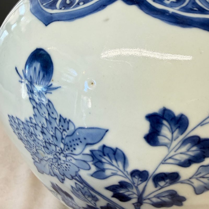 A Chinese blue and white covered vase with floral design - 图17