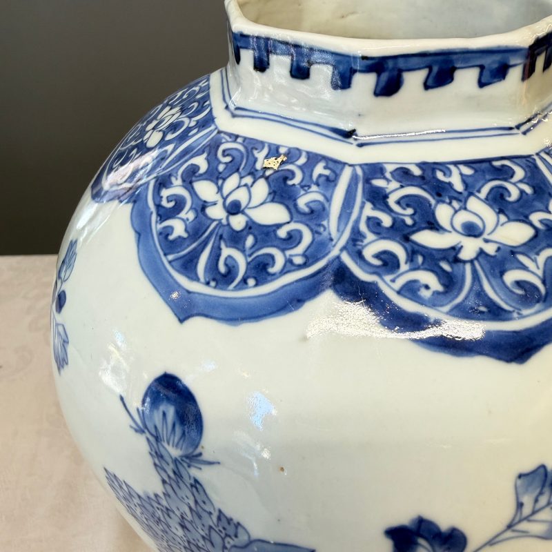 A Chinese blue and white covered vase with floral design - 图16
