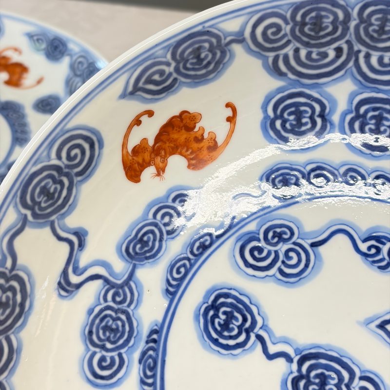 洪福齊天 | A pair of Chinese blue, white and iron-red 'Hong Fu Qi Tian 洪福齊天' plates - 图16