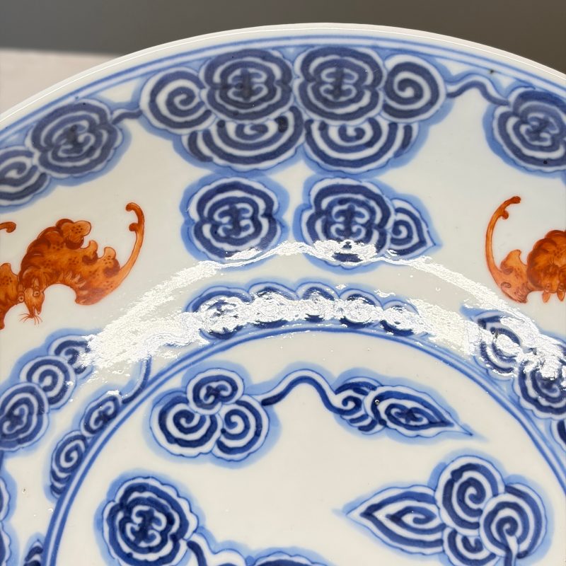 洪福齊天 | A pair of Chinese blue, white and iron-red 'Hong Fu Qi Tian 洪福齊天' plates - 图17