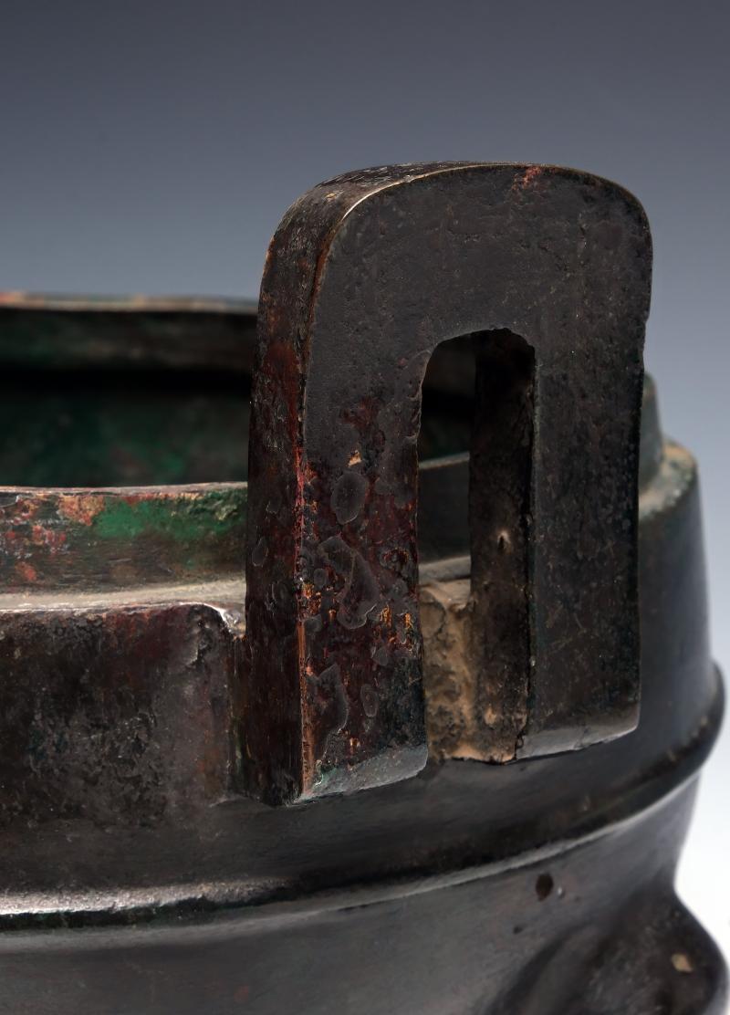 A large bronze ritual cauldron with cover, Ding - 图12