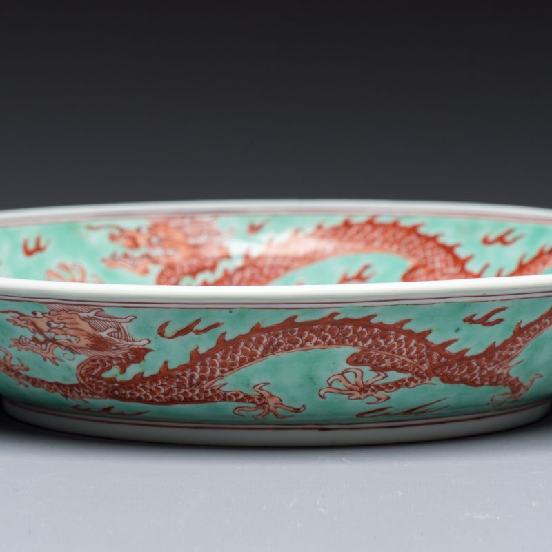 A Chinese iron-red-decorated and green-enamelled 'Dragon' plate - 图4