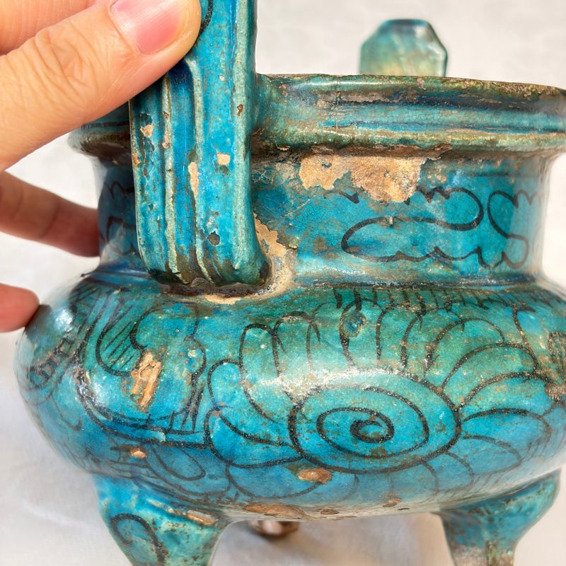A Chinese peacock-blue-glazed tripod incense burner with wooden cover - 图24