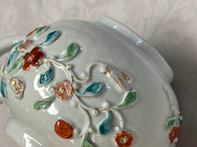 A Chinese famille rose relief-decorated teapot with floral design - 图20