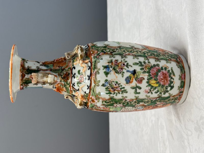 Four Chinese Canton famille rose vases and a covered bowl with figural design - 图63