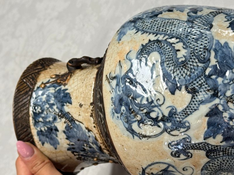A Chinese Nanking blue and white vase and a famille rose jardinière - 图32