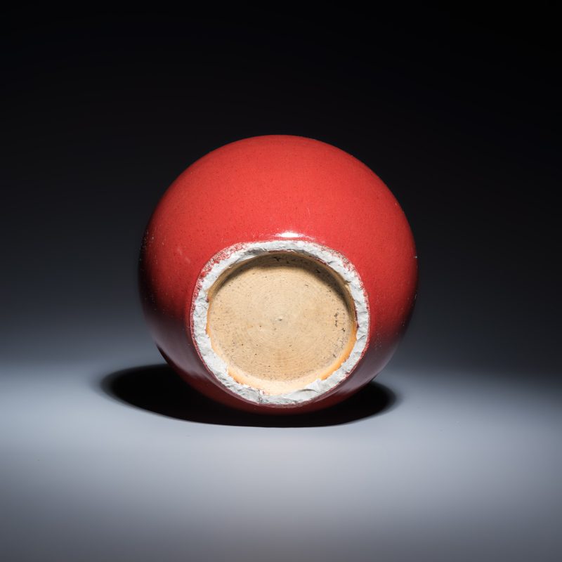 Three Chinese monochrome wares, one with a wooden stand - 图7