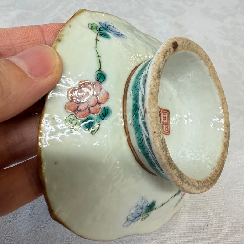 Four Chinese famille rose wares, one with gilt-bronze mounts - 图18