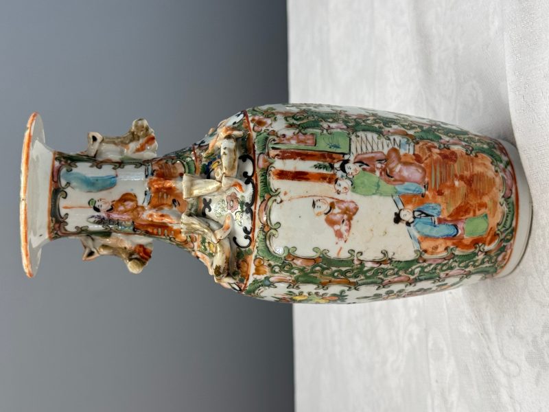 Four Chinese Canton famille rose vases and a covered bowl with figural design - 图64