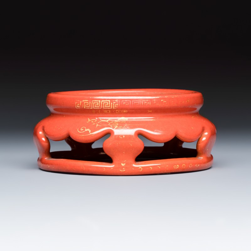 A Chinese gilt-decorated coral-red-glazed stand - 图3