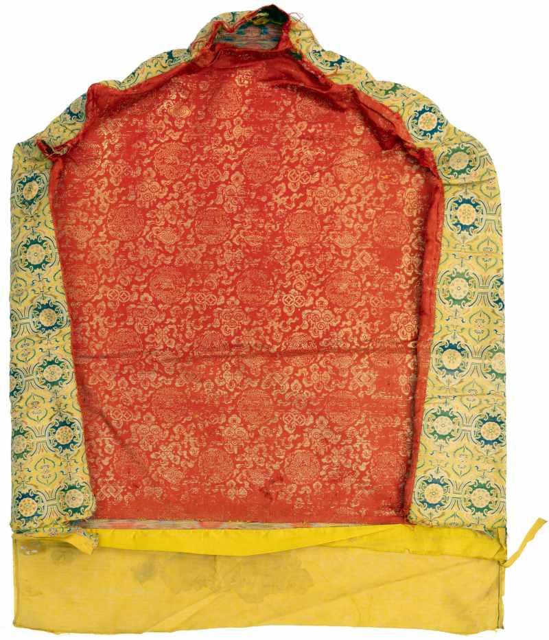 A pair of silk brocade ‘Dragon’ throne back cushion covers - 图4