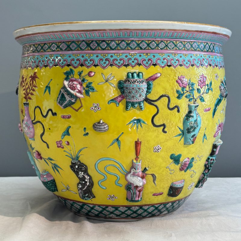 A pair of Chinese famille rose yellow-ground 'Antiquities' fish bowls with applied relief design - 图34