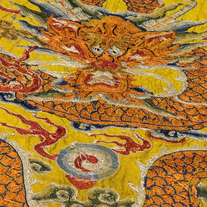 Two Chinese yellow-ground seed-stitch embroidered 'Dragon' panels - 图27