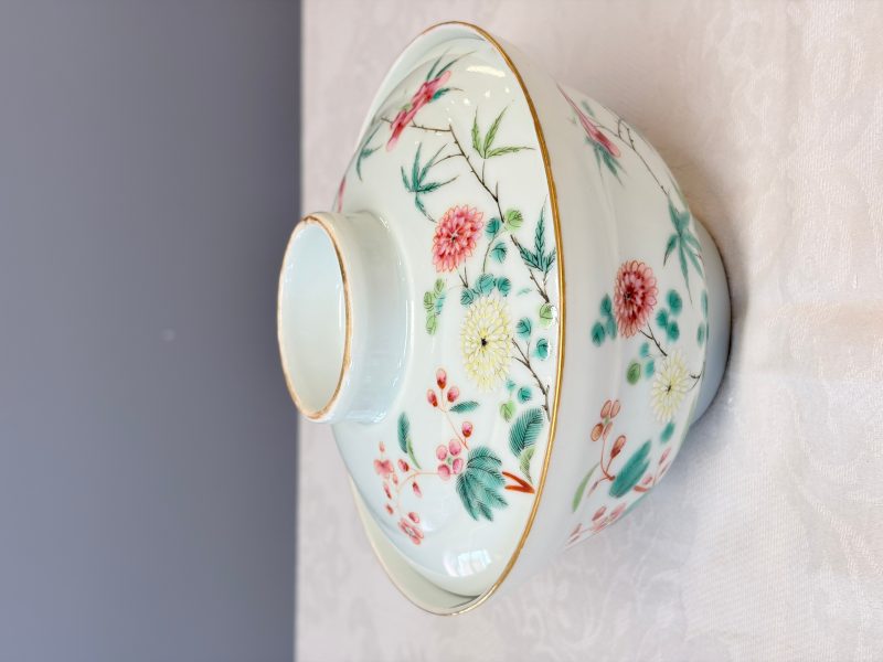 A Chinese famille rose covered bowl with floral design - 图8