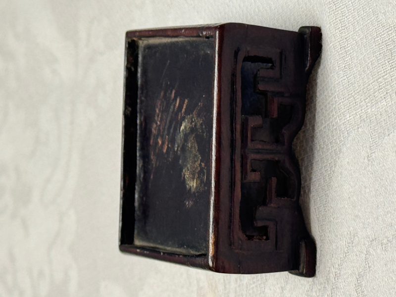 A pair of Chinese aubergine-glazed openworked square brush pots on later wooden stands - 图43