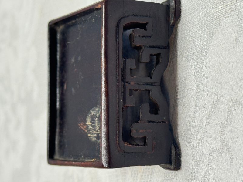 A pair of Chinese aubergine-glazed openworked square brush pots on later wooden stands - 图27