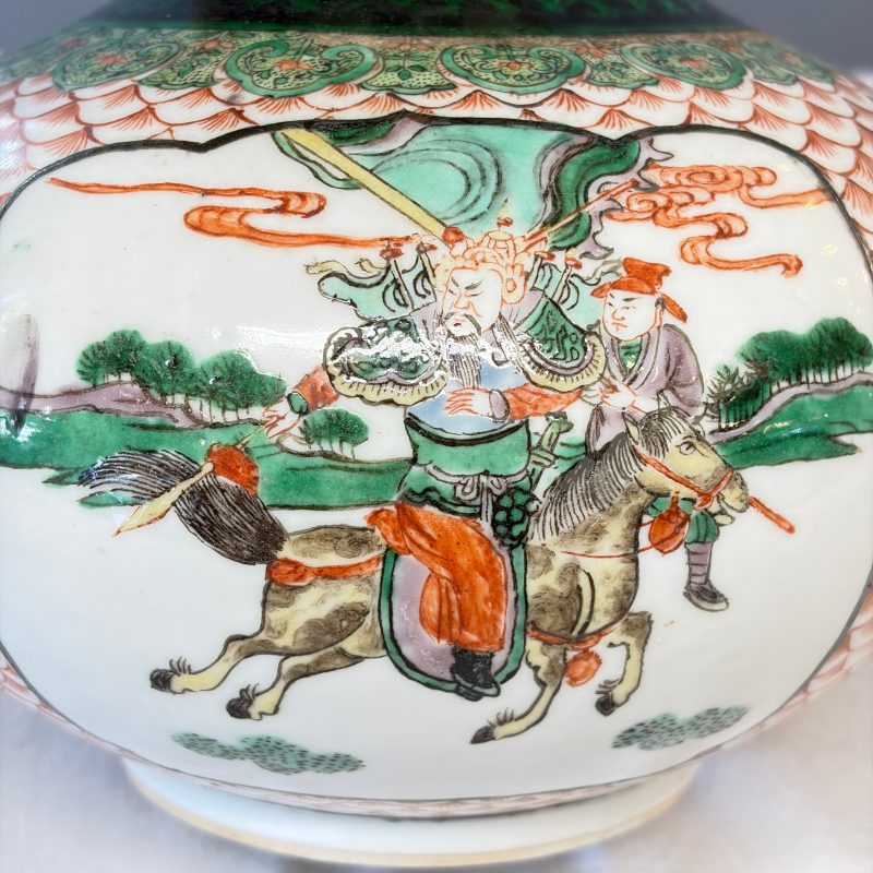 A pair of Chinese famille verte bottle vases with narrative design - 图36