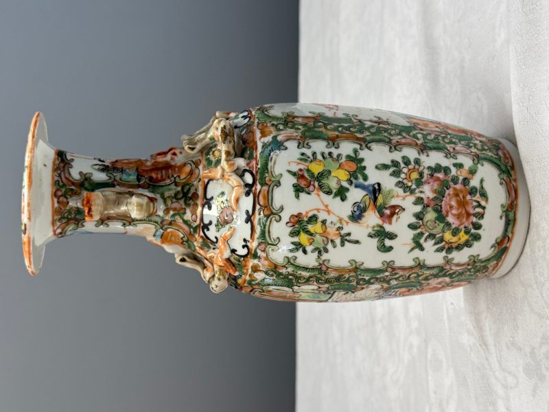Four Chinese Canton famille rose vases and a covered bowl with figural design - 图65